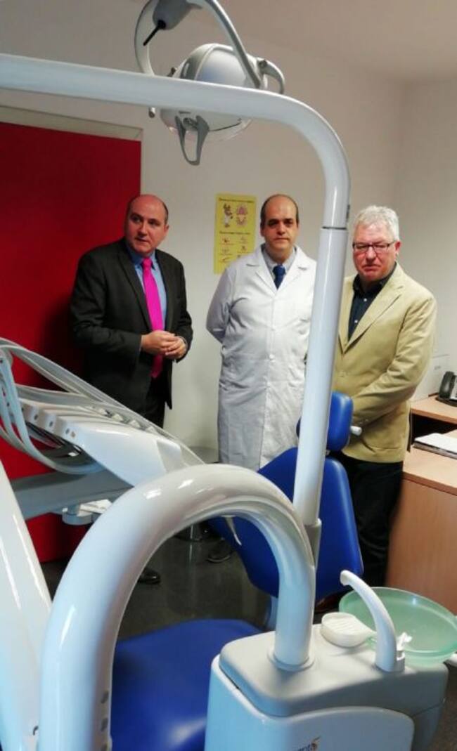 Francisco José García (i) contempla el nuevo equipo bucodental del Centro de Salud 4 de Puertollano