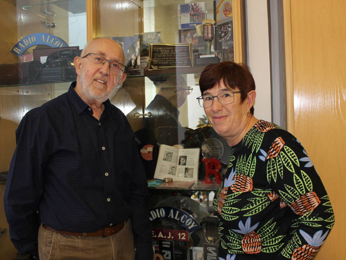 La familia Agulló-Llopis dona a Radio Alcoy una guía de radios nacionales de 1934