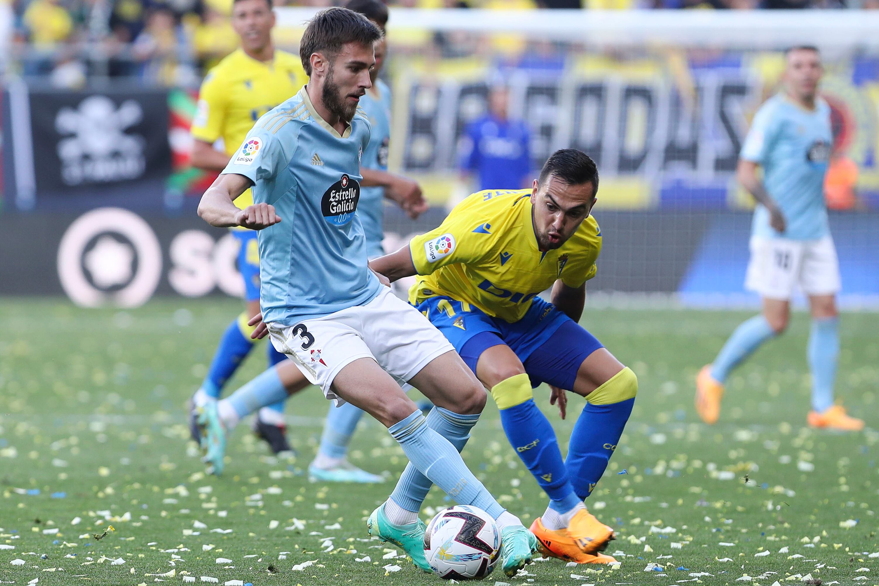 CÁDIZ, 28/05/2023.- El defensa del RC Celta, Mingueza (i), con el balón ante el centrocampista argentino del Cádiz CF, Gonzalo Escalante, durante el partido de Liga que enfrenta al Cádiz CF y al RC Celta de Vigo en el estadio Nuevo Mirandilla. EFE/Román Ríos
