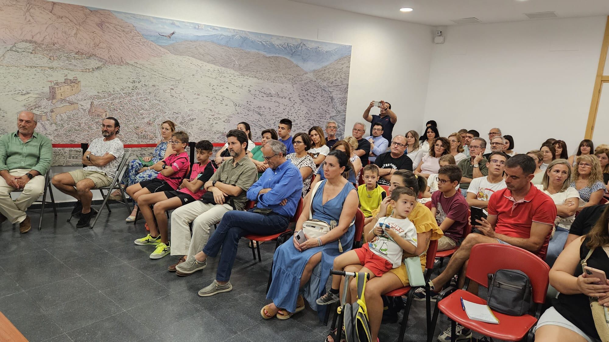 Público asistente a la inauguración de la exposición &#039;Colosos Jurásicos&#039; en PaleoMágina