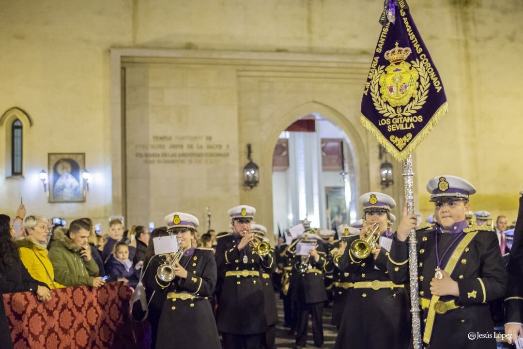 La Agrupación Musical Juvenil de Los Gitanos en la salida procesional de la Madrugá 2019