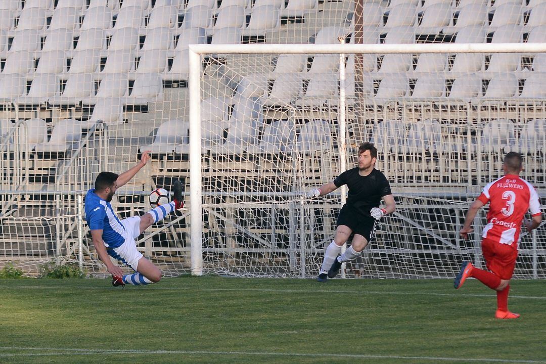 Morlán anotando uno de sus dos goles ante el equipo sanluqueño