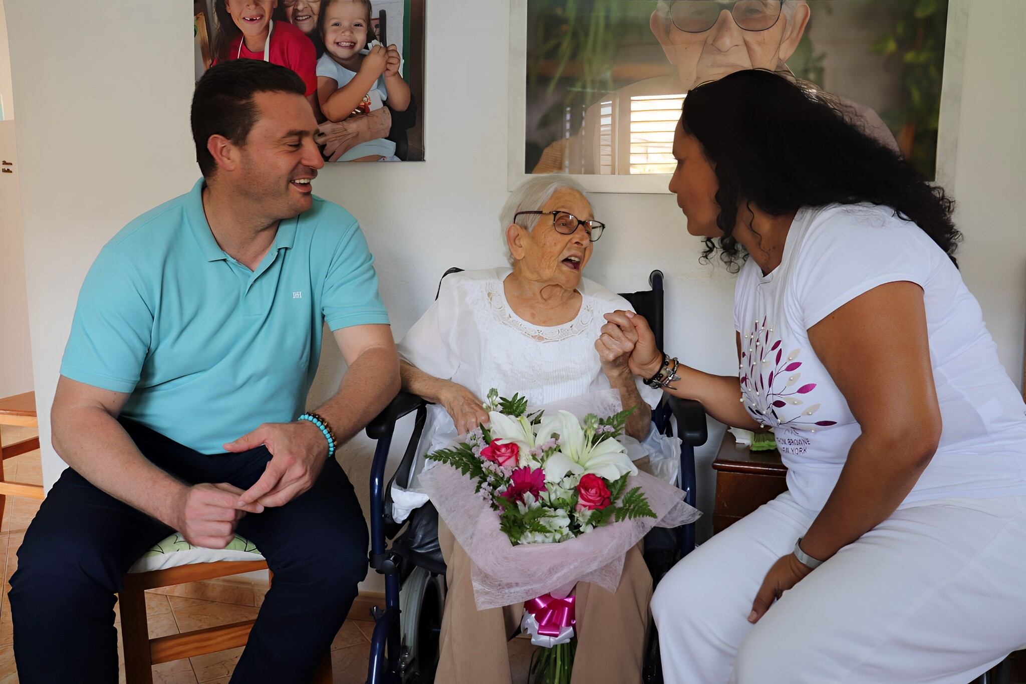 Alcalde de Yaiza, Óscar Noda, acompañando a Dolores Fernández en su día de cumpleaños.