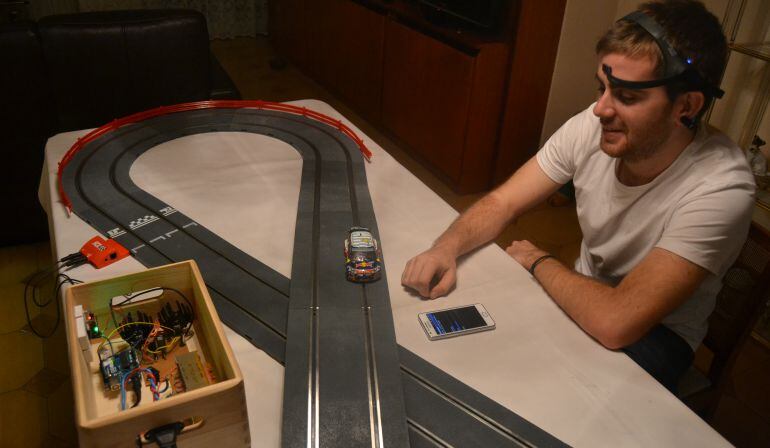 Uno de los creadores de NeuroScalextric poniendo a prueba su proyecto.