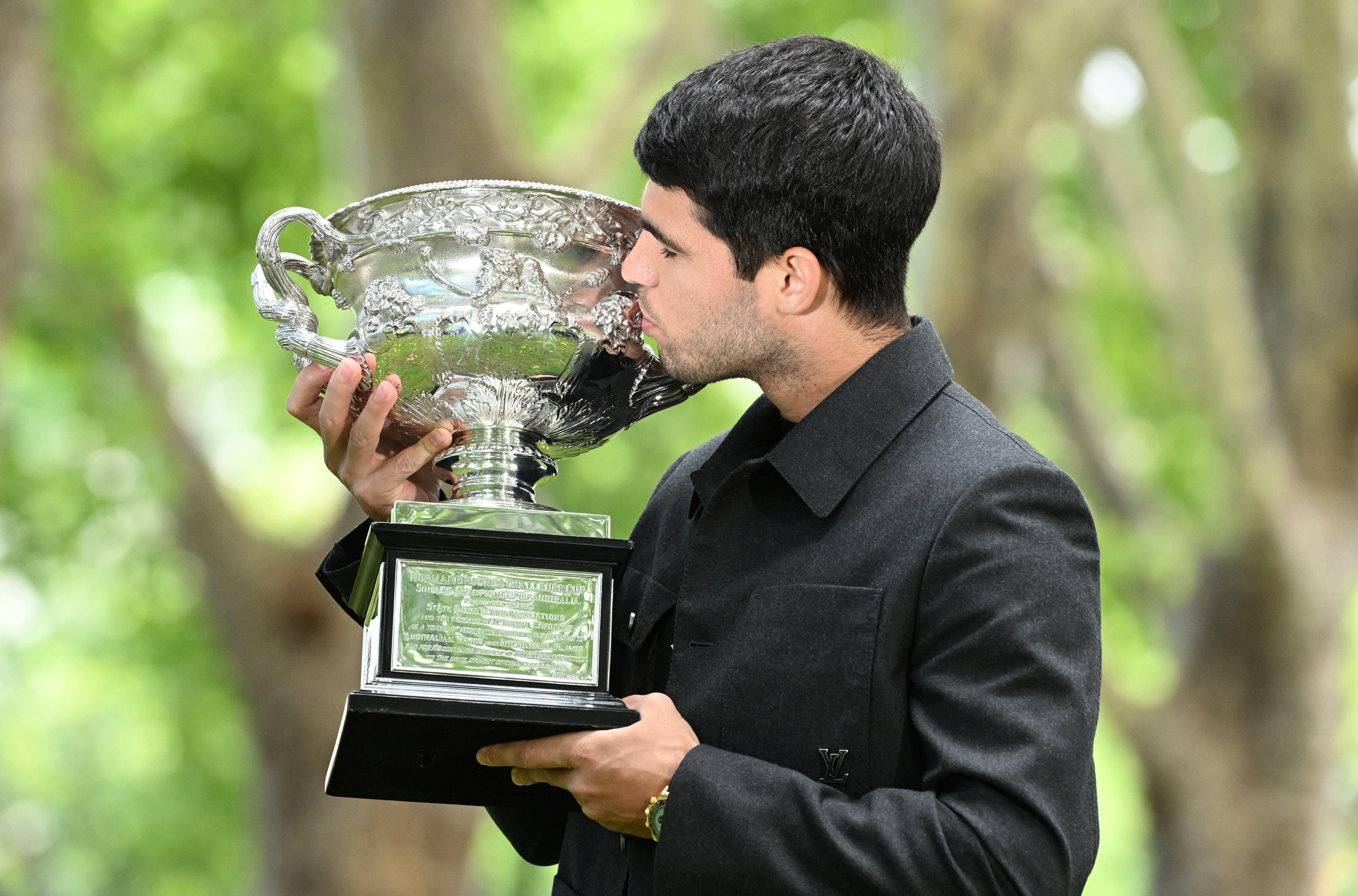 Carlos Alcaraz posa como campeón del Open de Australia 2026