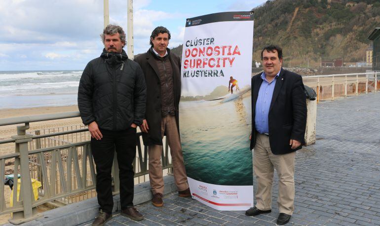 Julen Larrañaga, de Free Surf Eskola; Eduardo Cenzano, socio director de Trinity Technologies, y el concejal de Impulso Económico, Ernesto Gasco, como representantes del Clúster Surf City Donostia