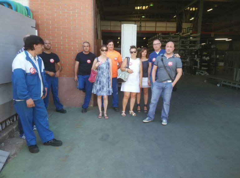 Trabajadores de Venterpal concentrados a las puertas de la empresa tras su cierre. 