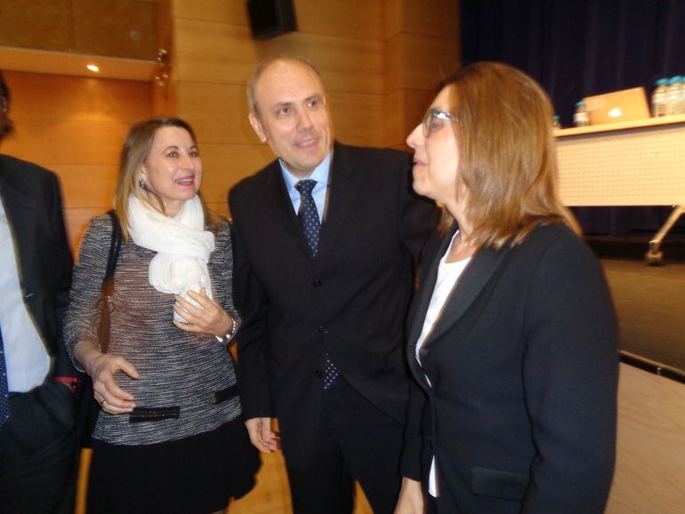 César Moñux, director de la fábrica, con la alcaldesa de Aranda, Raquel González (dcha), y Celia Bombín, concejal de Promoción, Innovación y Turismo