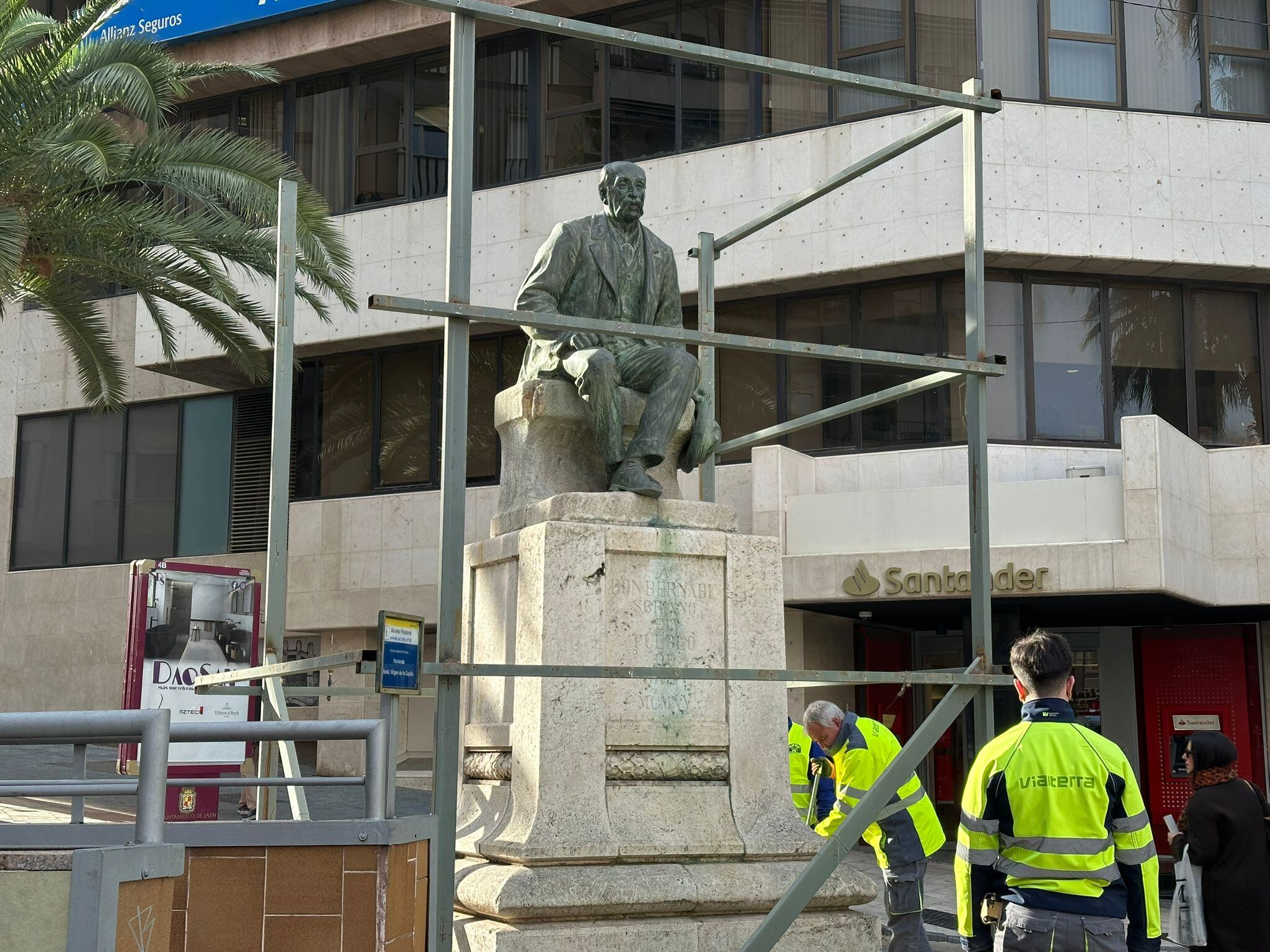 Varios operarios retiran el vallado que protegía la estatua de Bernabé Soriano.