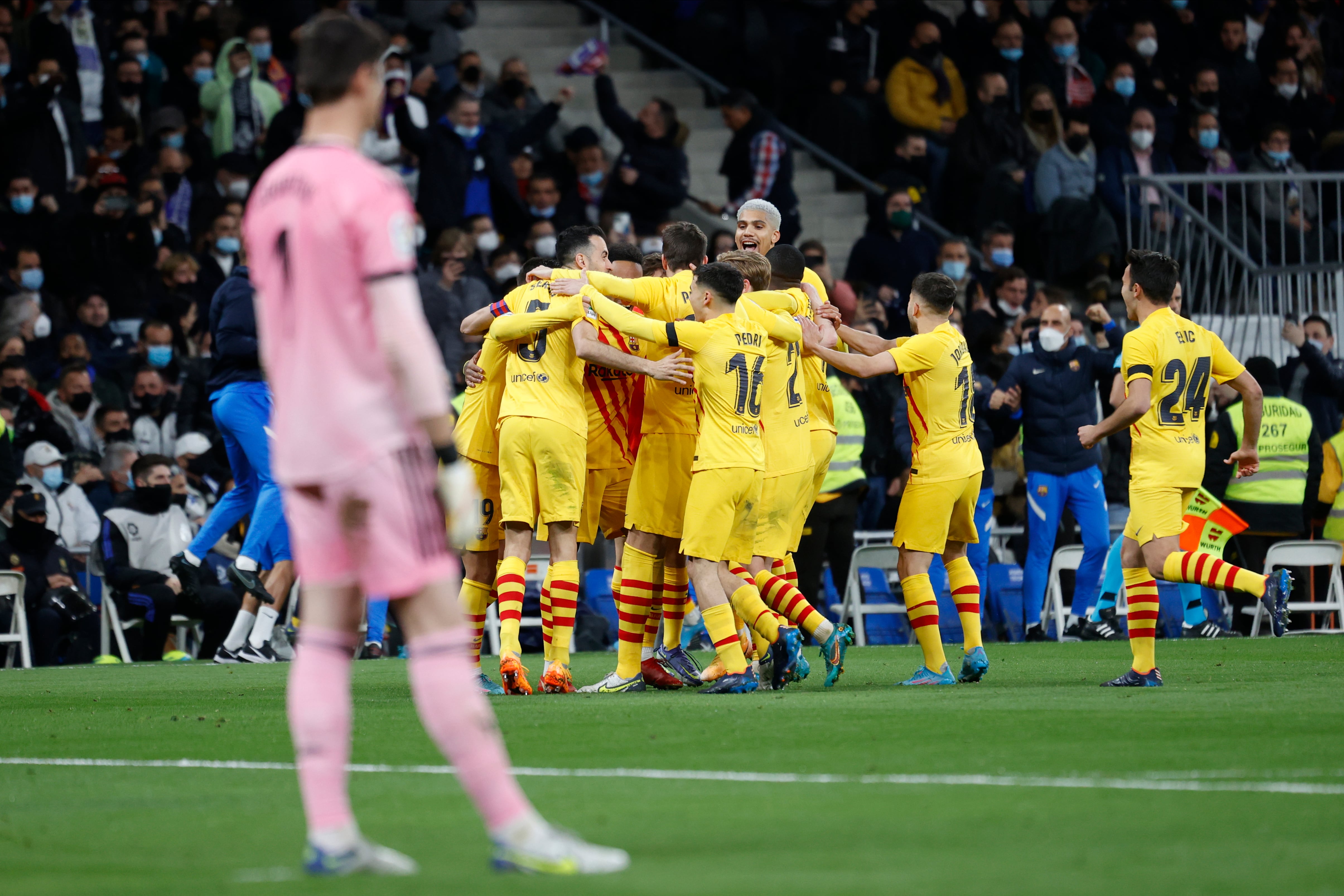 Los jugadores del Barça celebran uno de los goles de la noche