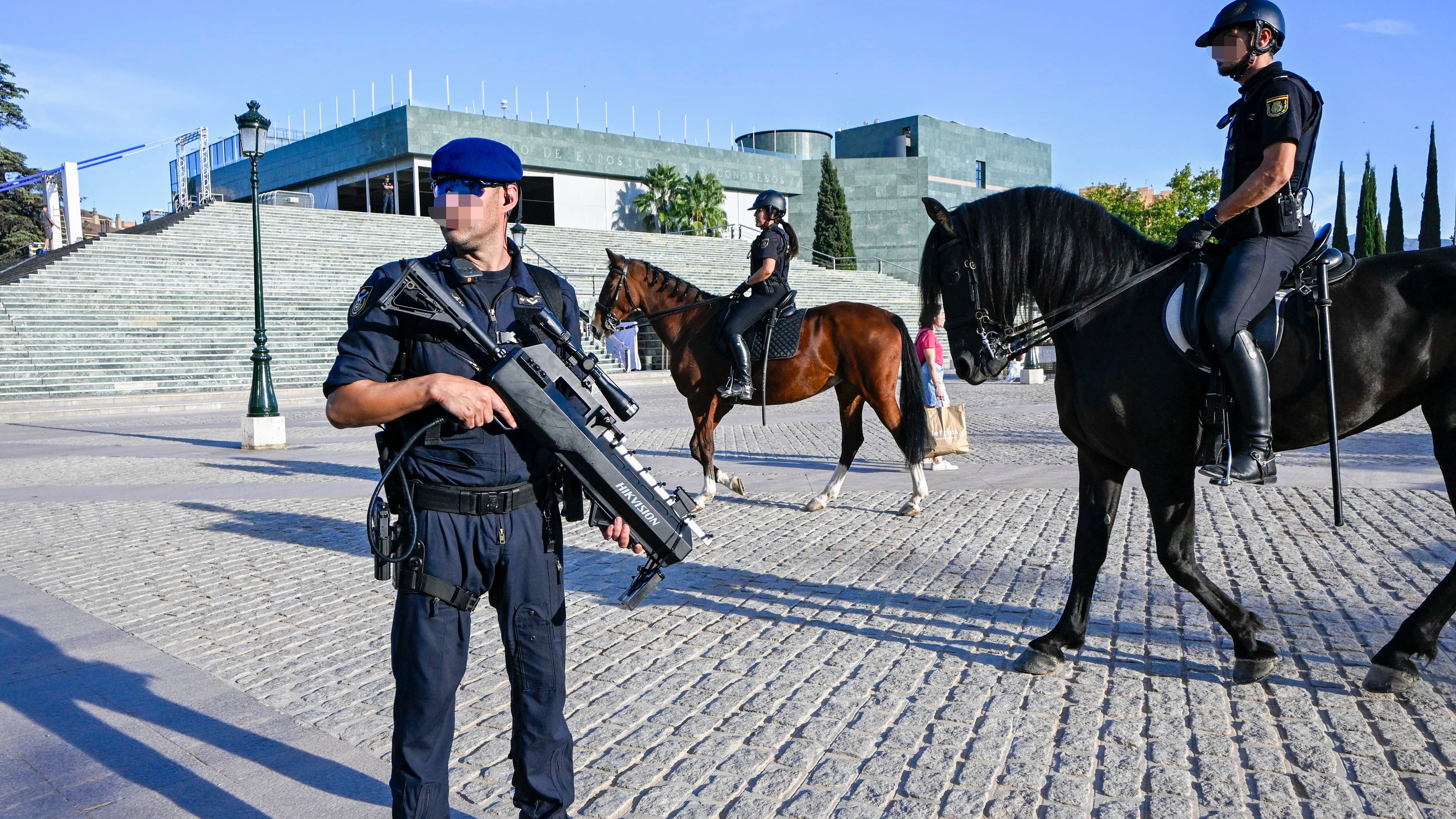 El operativo de la policía nacional realiza una exhibición sobre las medidas de seguridad para la Cumbre de Jefes de Estado y de Gobierno de la Comunidad Política Europea que se celebrara en esta ciudad andaluza