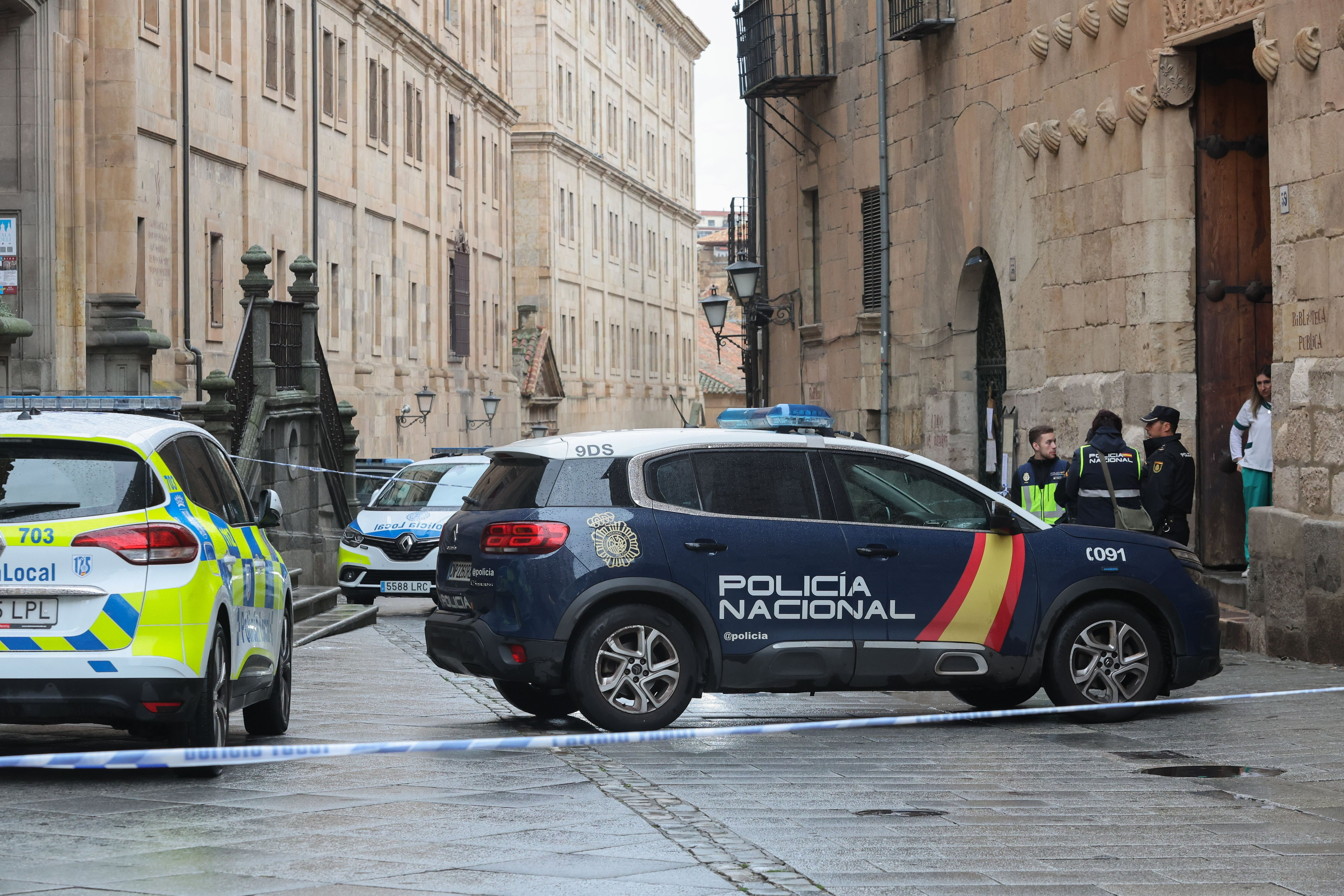 SALAMANCA, 15/10/2024.- Un hombre ha fallecido este martes al precipitarse al vacío desde una de las torres de la Clerecía de Salamanca, en la céntrica calle Compañía. Los servicios de emergencias y los agentes han recibido el aviso sobre las 14 horas después de que el hombre cayera al suelo y que, según las mismas fuentes, todo apunta a que se trata de un suicidio. EFE/ JMGARCIA
