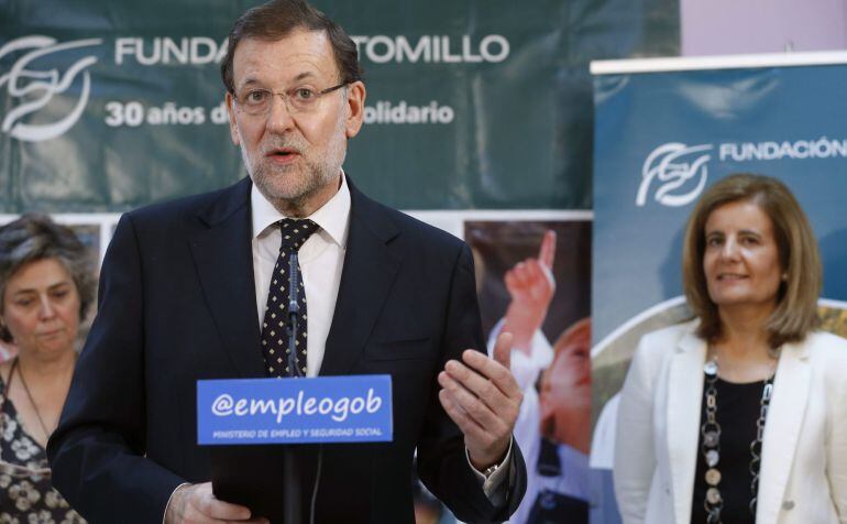 El presidente del Gobierno, Mariano Rajoy, acompañado por la ministra de Empleo y Seguridad Social, Fátima Báñez 