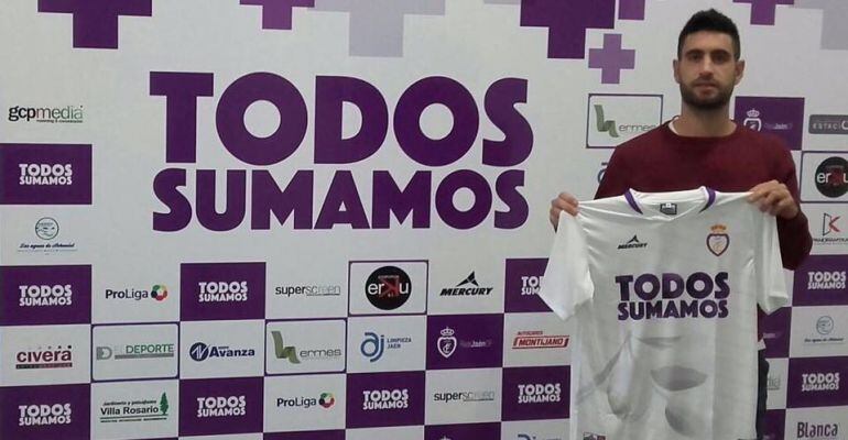 Mario Martos posa con la camiseta del Real Jaén.