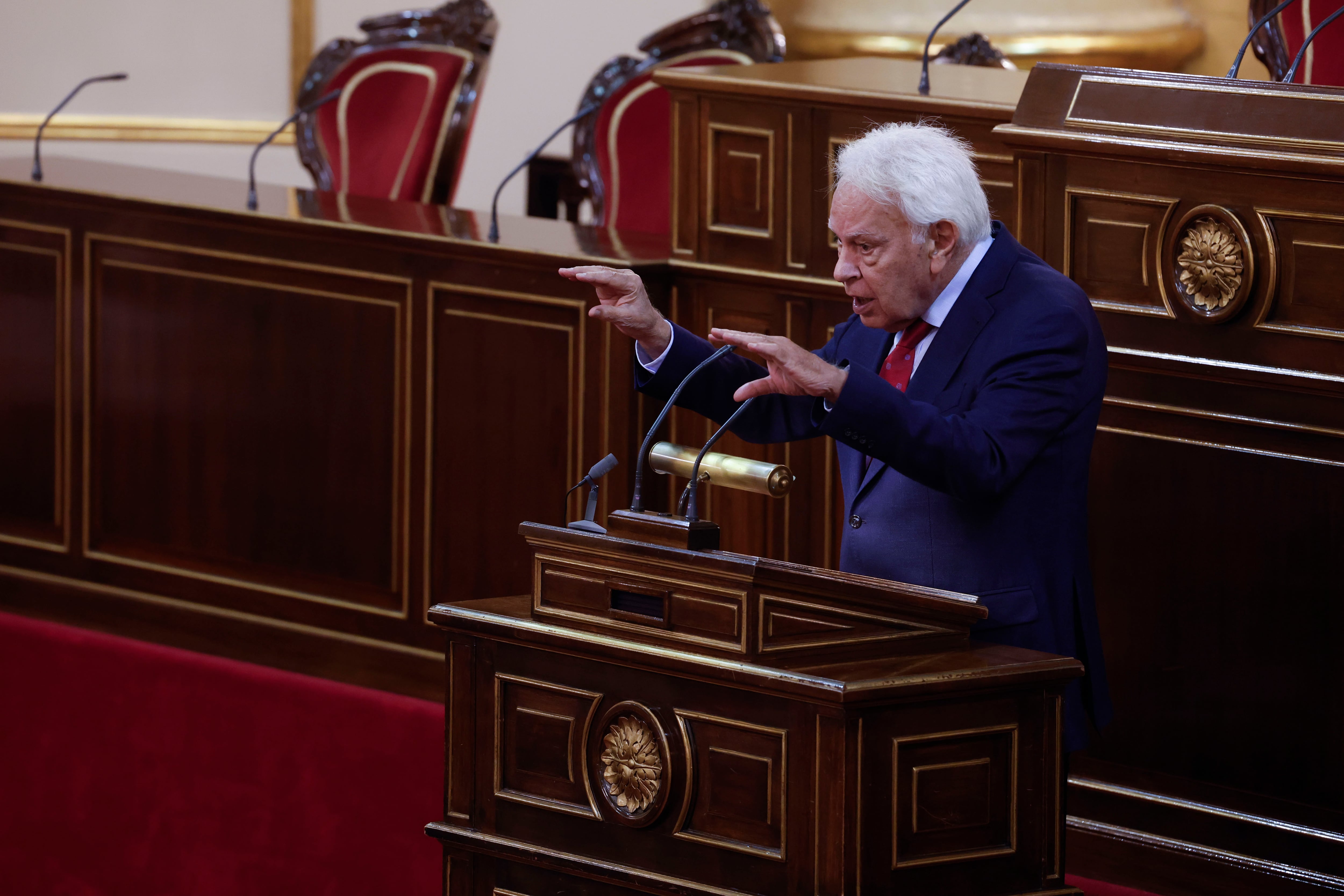El expresidente del Gobierno Felipe González interviene en la presentación de una nueva edición del libro 'El rey', que analiza el papel constitucional de la monarquía.