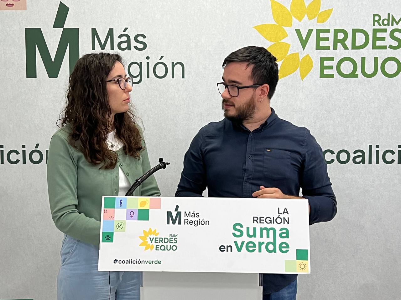 Los candidatos de Más Región-Verdes Equo a la Asamblea Regional, Helena Vidal y Álex Hidalgo, en rueda de prensa