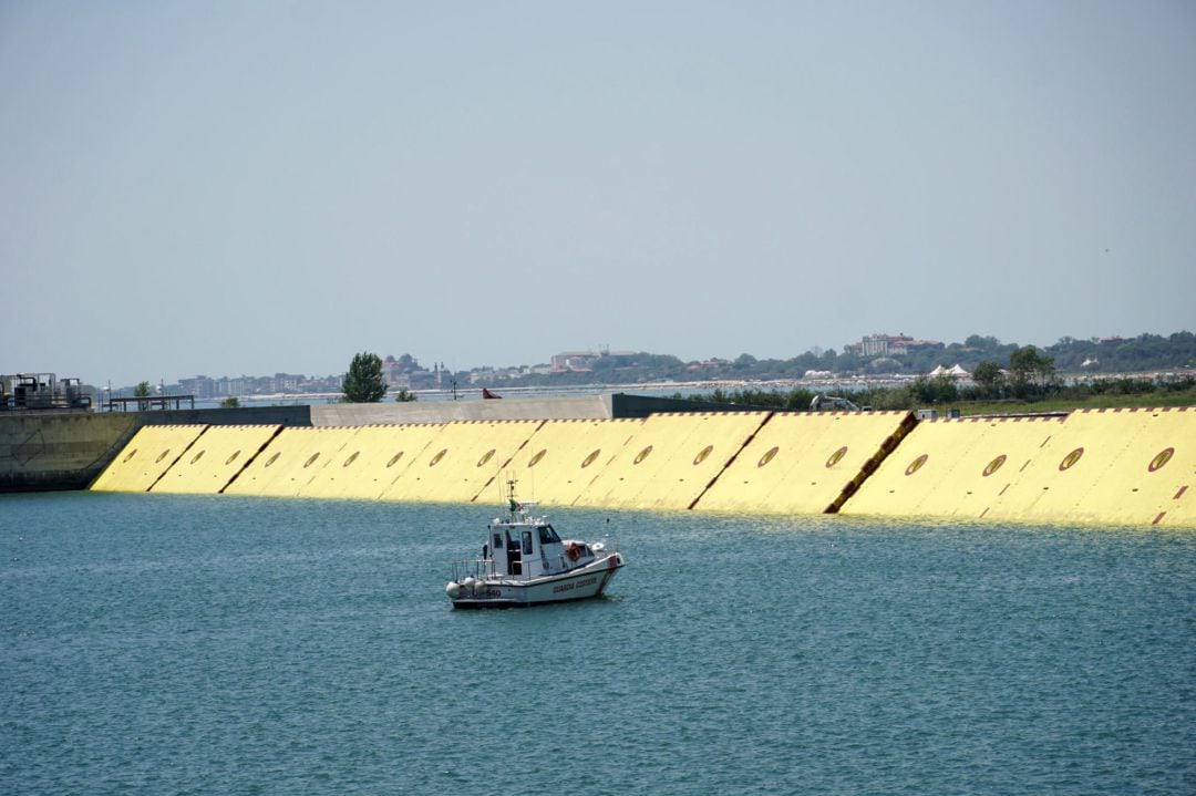 Las compuertas de acero que, por primera vez, han cerrado la laguna de Venecia.