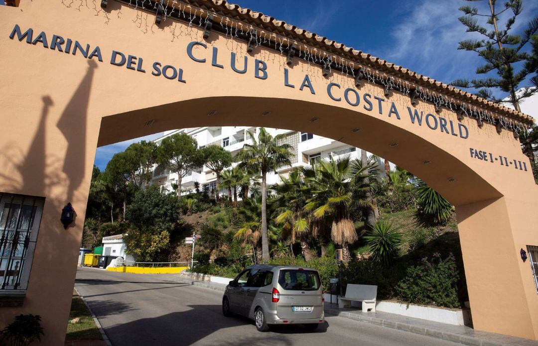 Vista de la entrada de la urbanización Club La Costa de Mijas (Málaga), donde el pasado martes fallecían un hombre británico y dos de sus tres hijos.