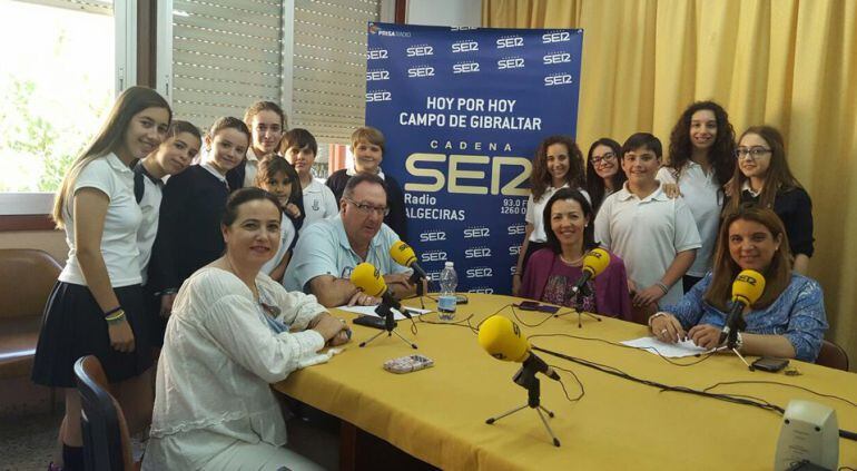 Alumnos y profesoras del colegio durante el programa.