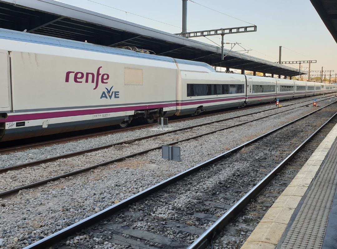 El AVE, en la estación de Granada