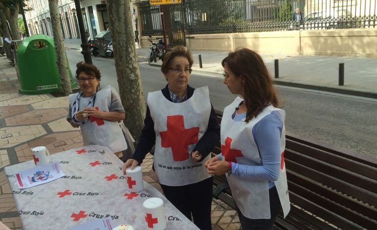 Tres de las voluntaris de Cruz Roja en el Paseo de la Libertad