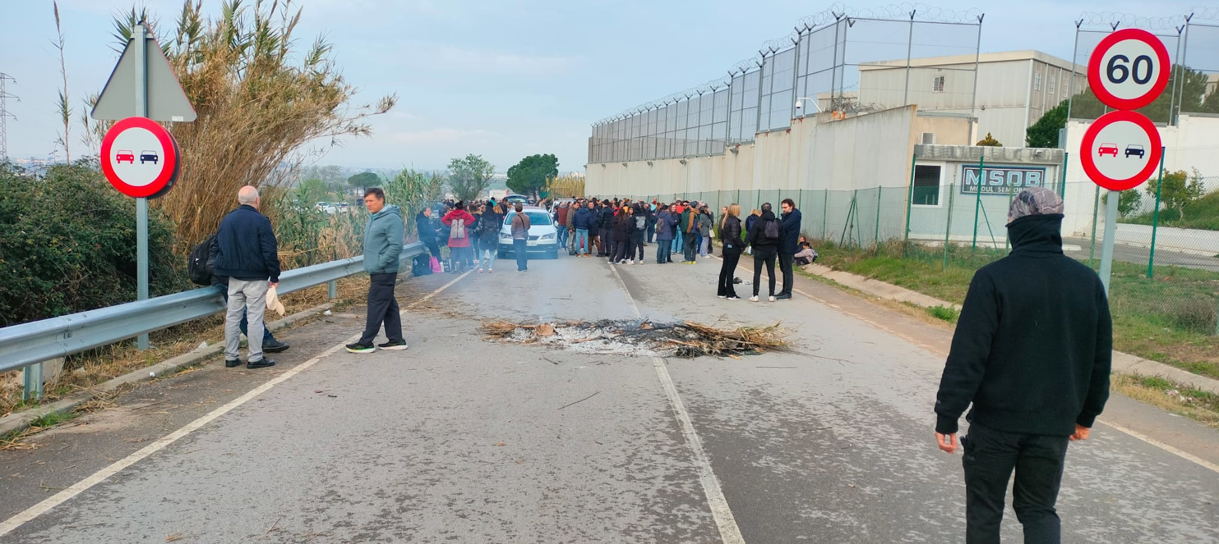 Funcionaris es concentren per protestar a Quatre Camins