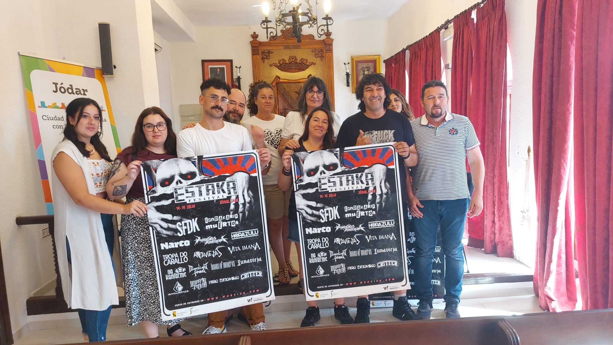 Momento de la presentación del Estaka Rock Festival, foto de familia con representantes de la organización &#039;Peñarock y sus Derivados&#039;, concejales y alcaldesa de Jódar