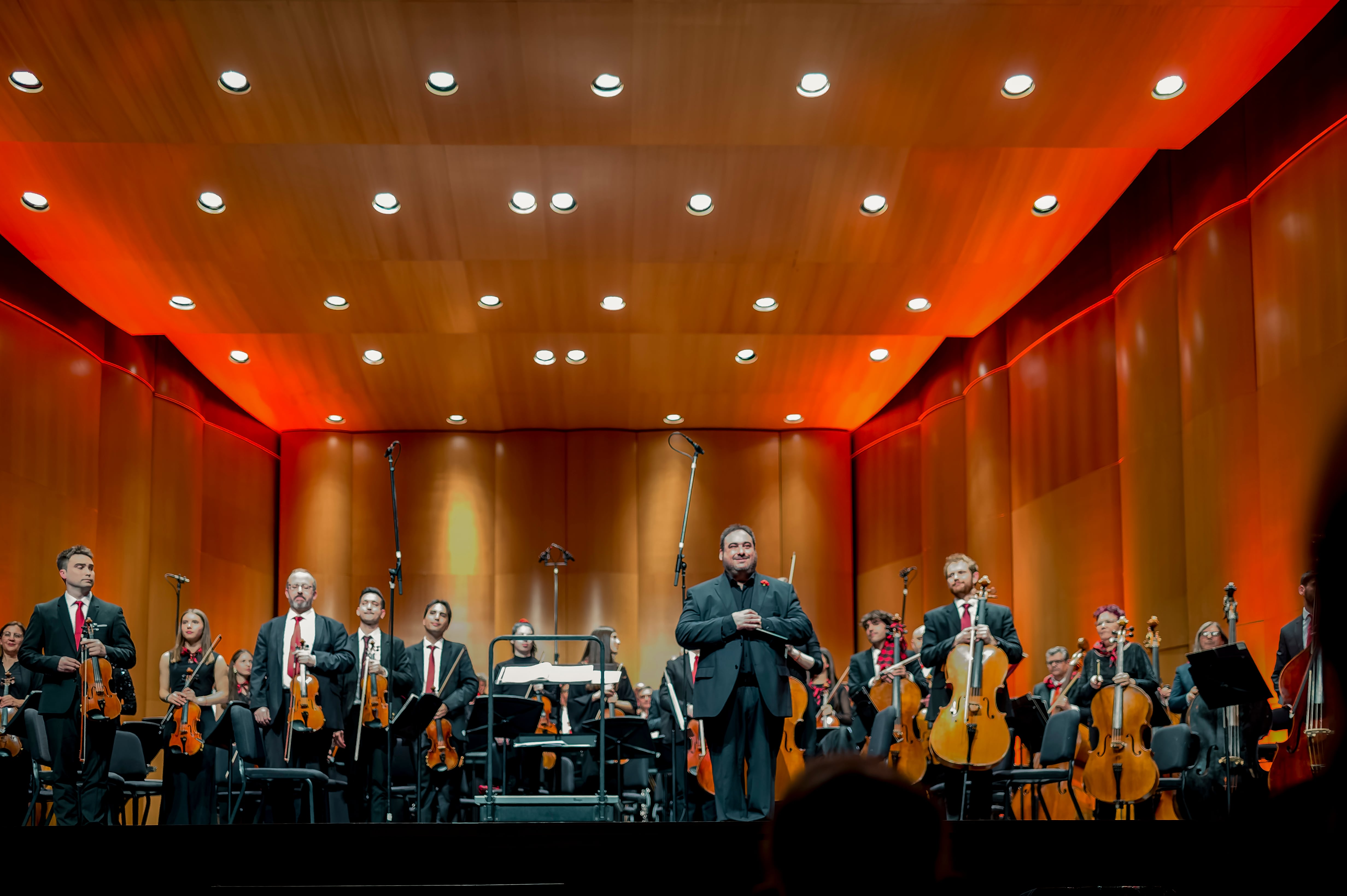 L'Orquestra Simfònica d'Alcoi, i el seu director convidat José Antonio Llinares, en al concert 'Pentagrames en clau contrabandista' celebrat el passat dissabte al Teatre Calderón d'alcoi.