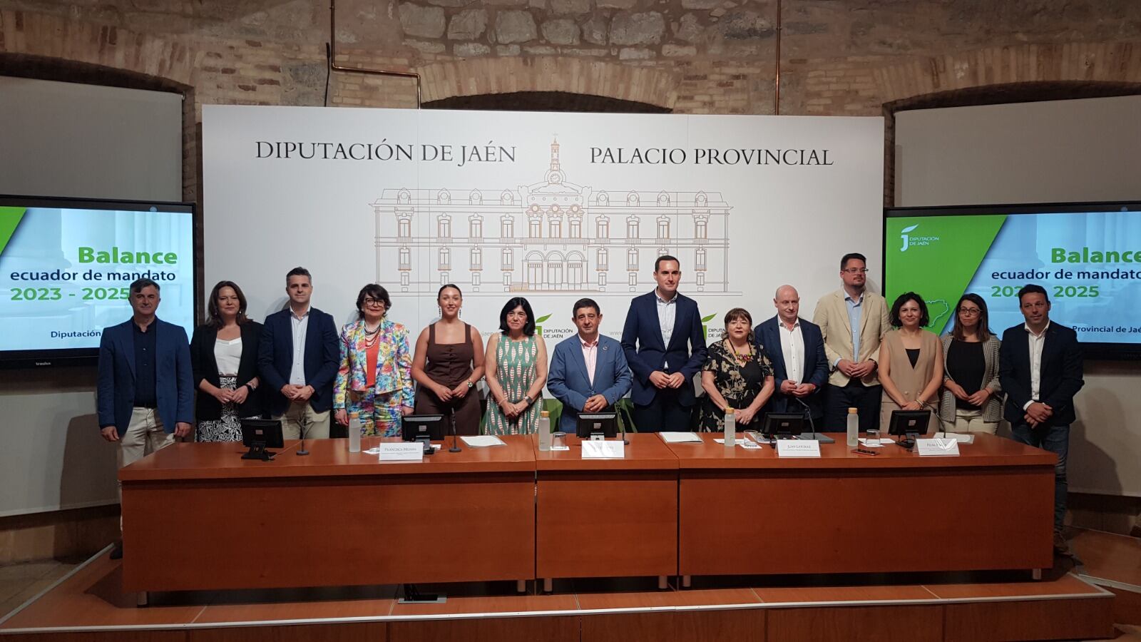 El presidente de Diputación de Jaén, Paco Reyes, acompañado de su equipo de gobierno.