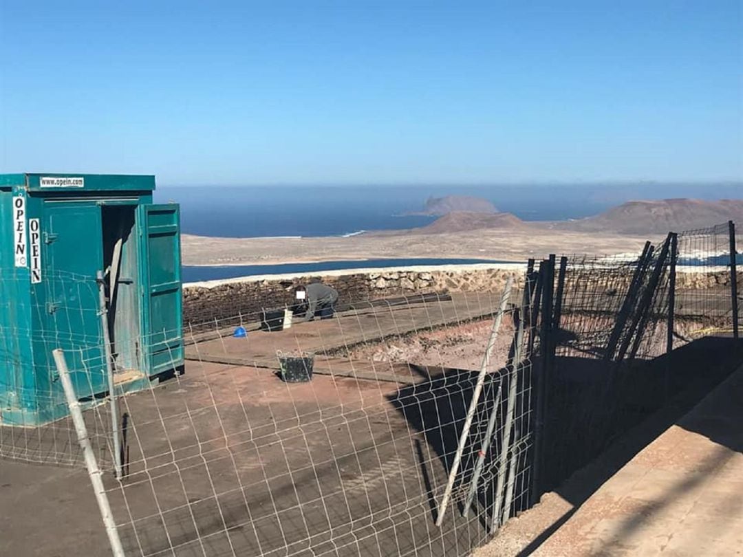 Un operario de la empresa subcontratada realizando trabajos en el Mirador de Guinate.