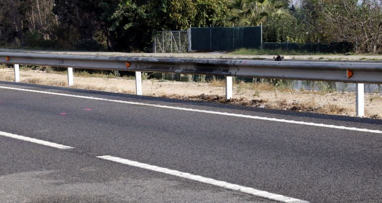 Taques a la carretera i a les tanques protectores de les restes de l&#039;accident mortal a la C-12 a Amposta, el 12 d&#039;octubre de 2017. 
