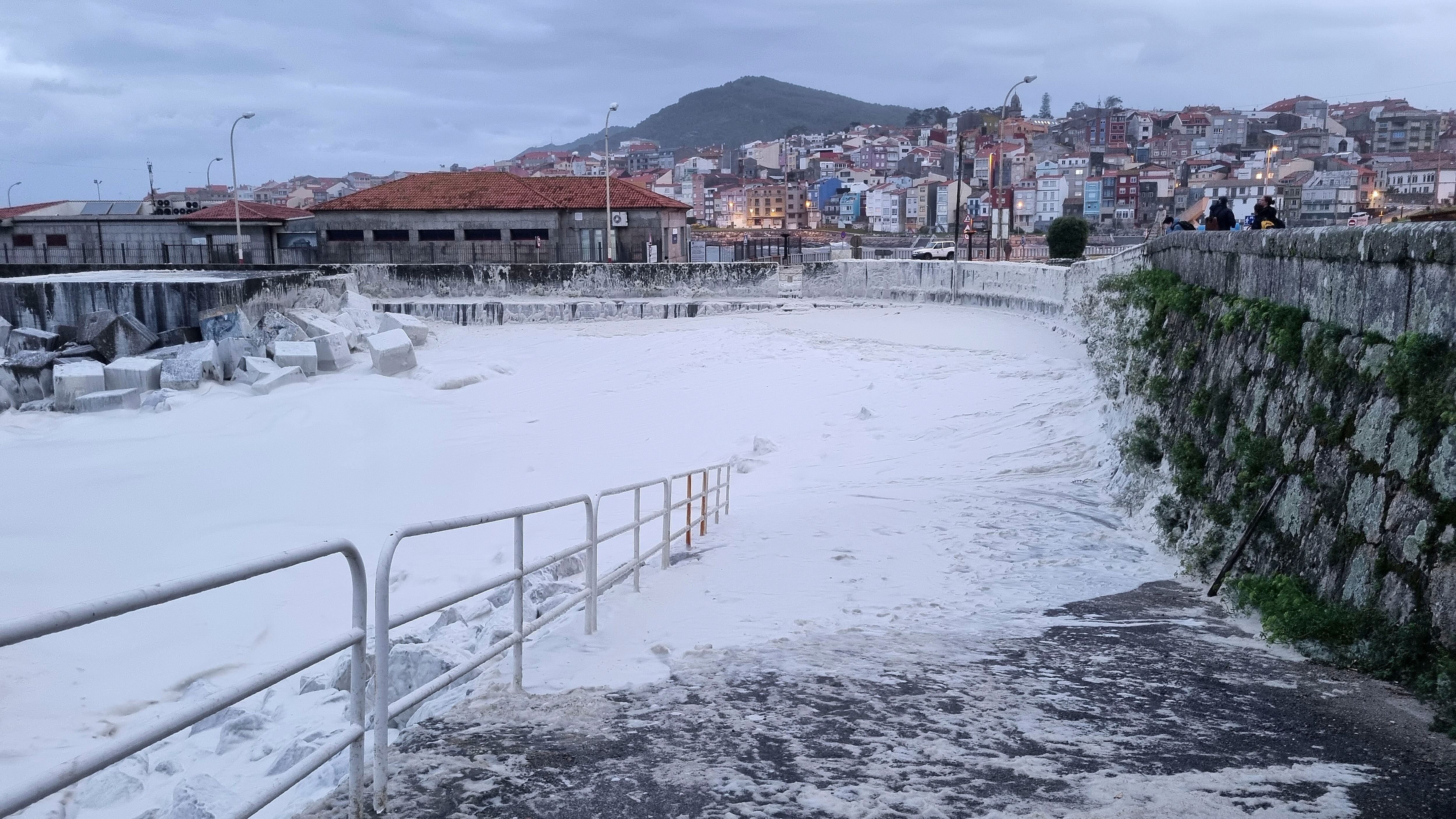 Espuma producida por del batir de las olas causadas por el temporal de viento y lluvia en Galicia que llegó hasta las calles de La Guardia (Pontevedra)