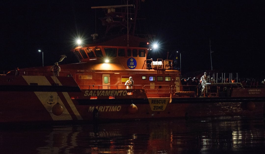 Una embarcación de Salvamento Marítimo durante la noche tras una operación de rescate de una embarcación con migrantes en su interior