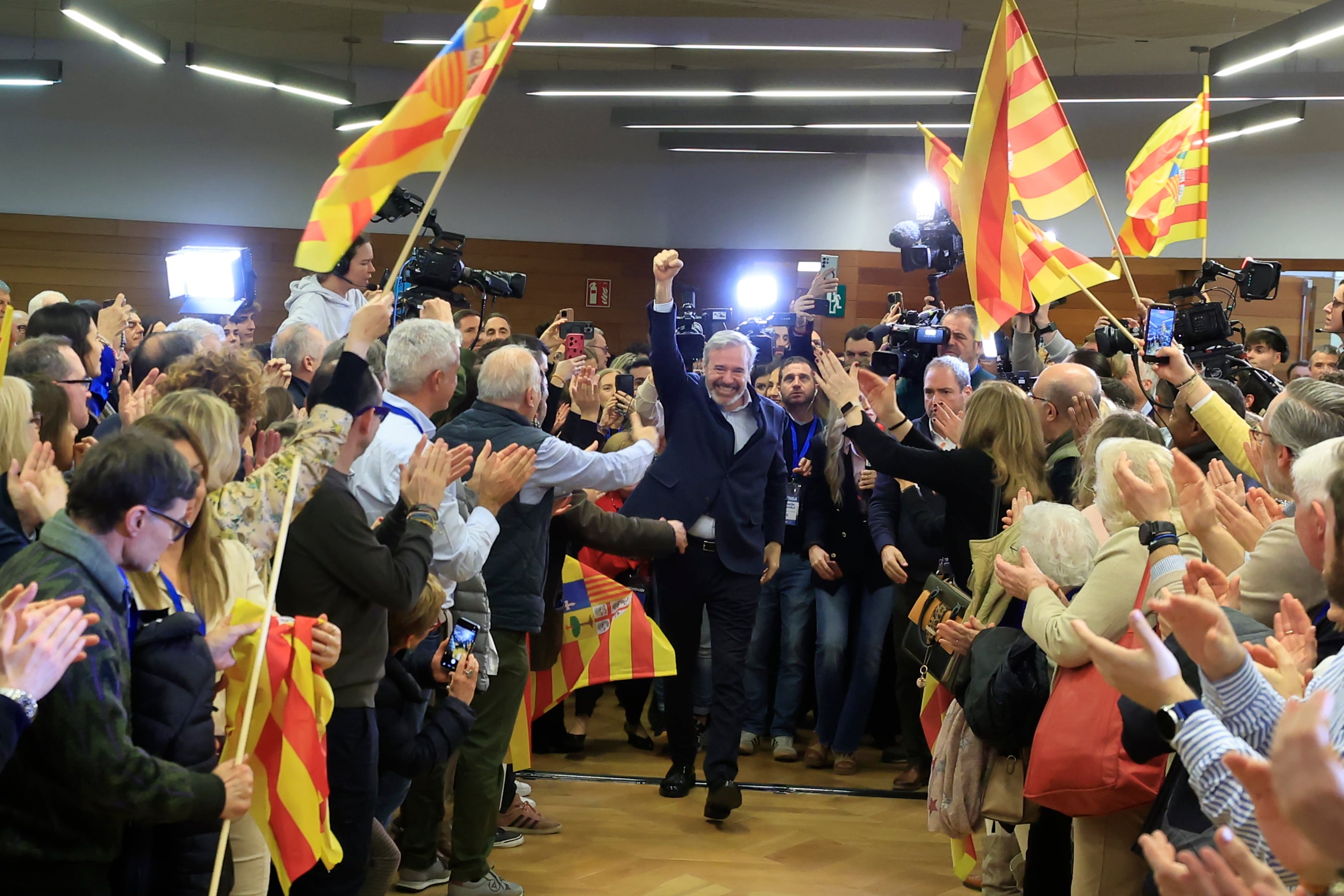 El candidato  del PP a la Presidencia de Aragón, Jorge Azcón, a su llegada a la rueda de prensa en la sede regional del partido en Zaragoza, en la noche electoral de las elecciones autonómicas de Aragón. EFE/Javier Cebollada