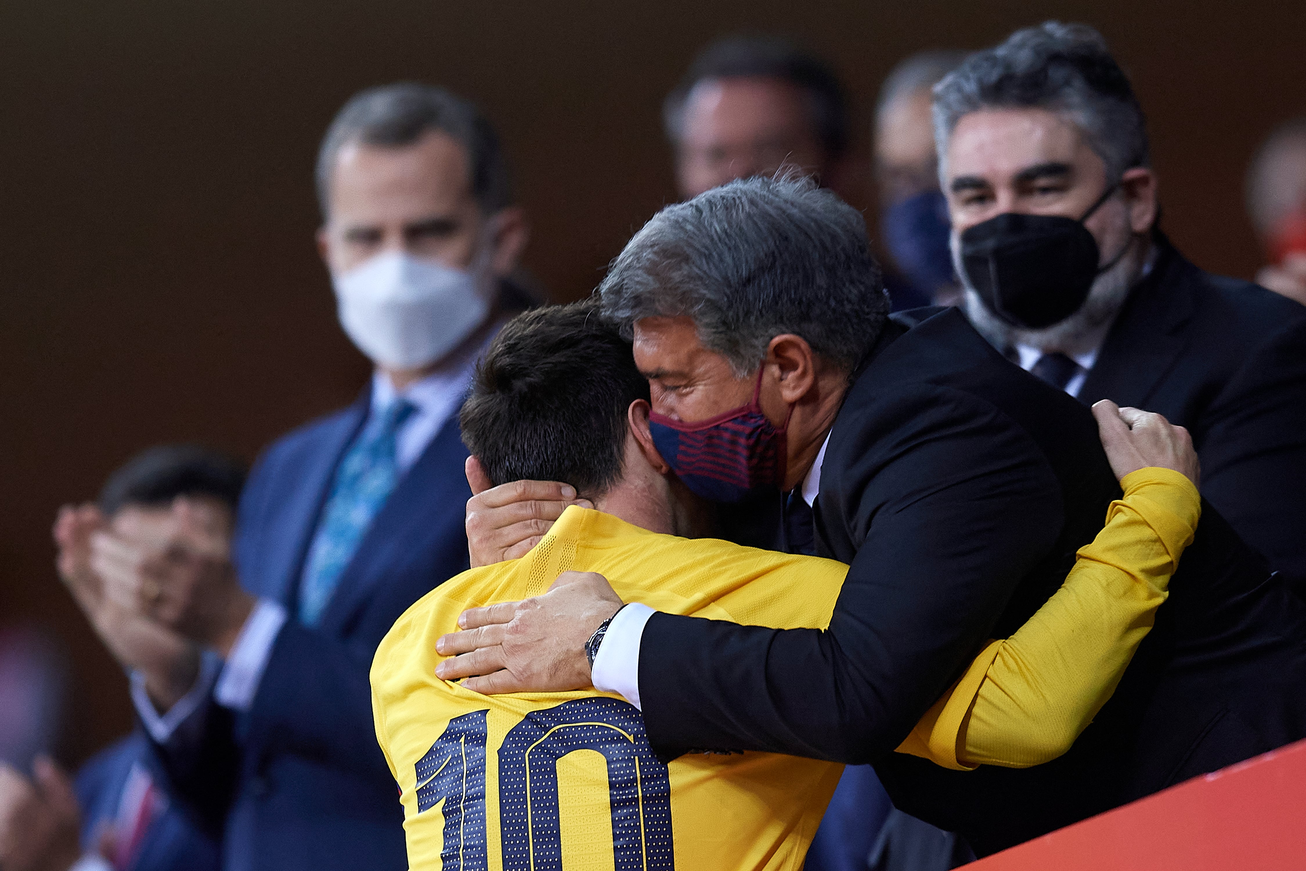 Laporta se abraza a Messi tras ganar la Copa del Rey