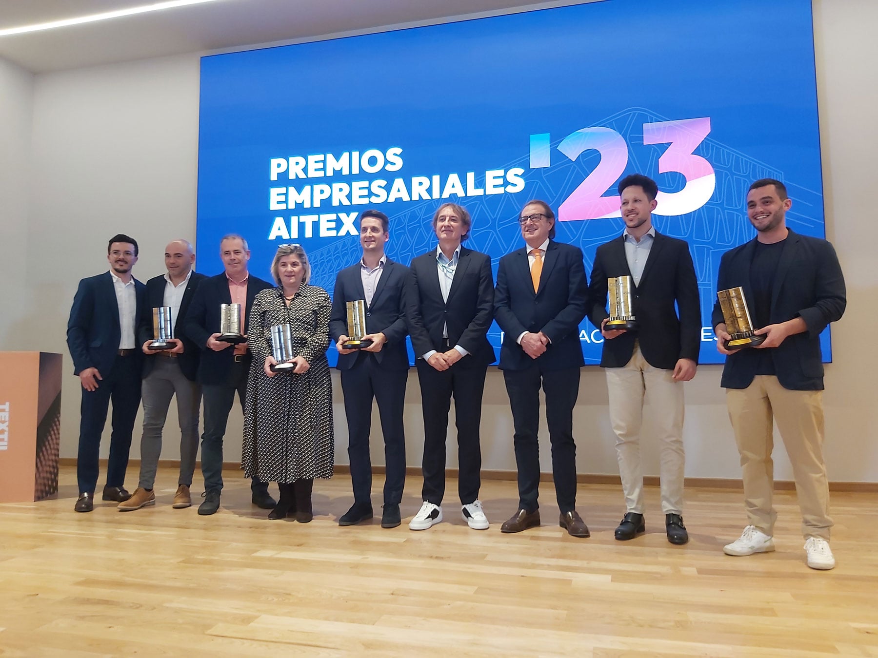 Los primeros y segundos clasificados junto al presidente y director de AITEX, en la foto de familia del final de la gala