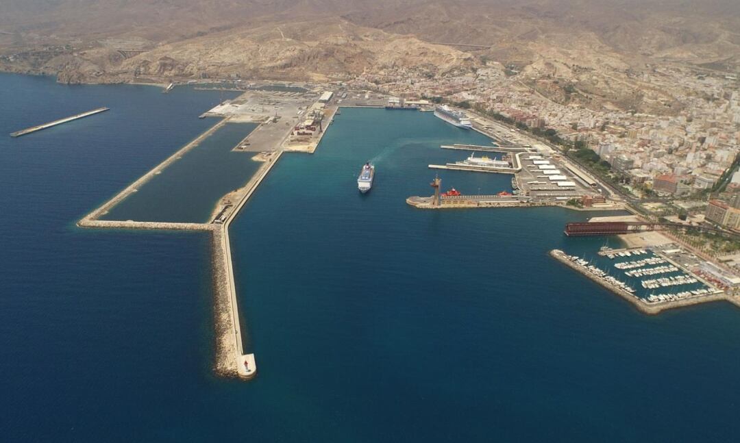 Imagen del Puerto de Almería, donde se retiene a un petrolero después de haber descargado ilegalmente hidrocarburos a 147 millas de La Palma