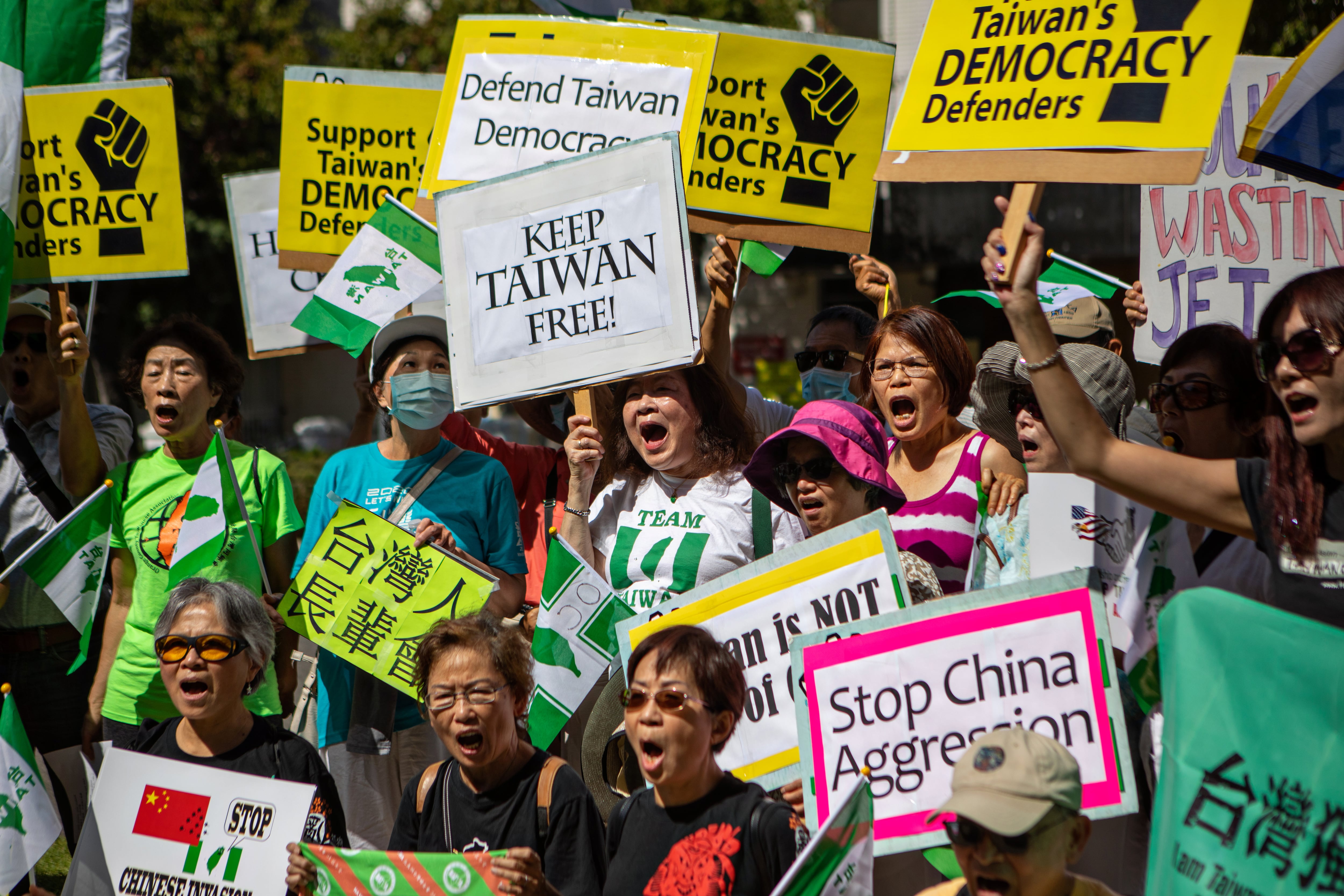 Los taiwaneses estadounidenses se reúnen frente al Consulado General de China en Koreatown (Los Ángeles) cantando &quot;mantengan libre a Taiwán&quot; y exigiendo que los gobiernos de EEUU sigan apoyándolo.