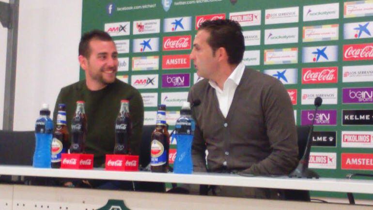 Rubén Baraja habla con Antonio Chaves, jefe de prensa del Elche C.F.