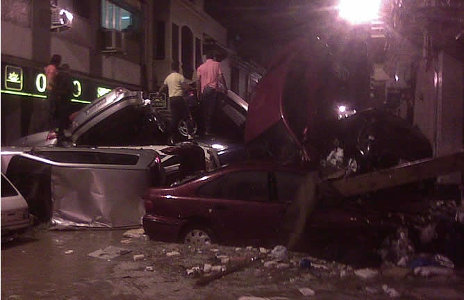 Vehículos amontonados por la riada.