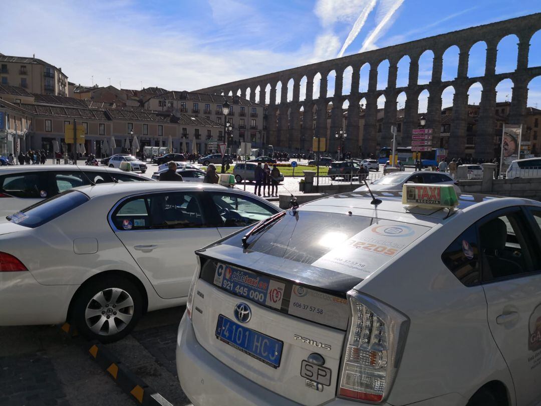 Los taxis esperan la llegada de turistas en Segovia