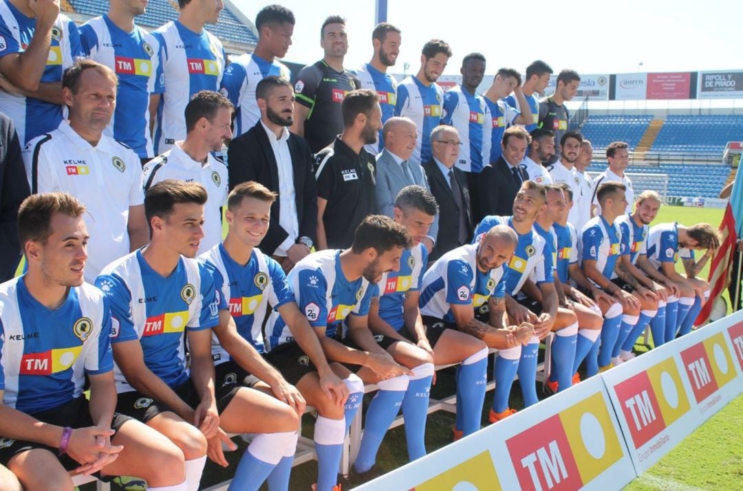 Los jugadores, en la primera foto oficial, junto a Lluís y directivos