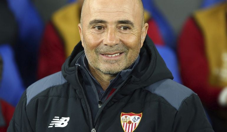 Sampaoli sonríe en los instantes previos al partido entre Leicester y Sevilla