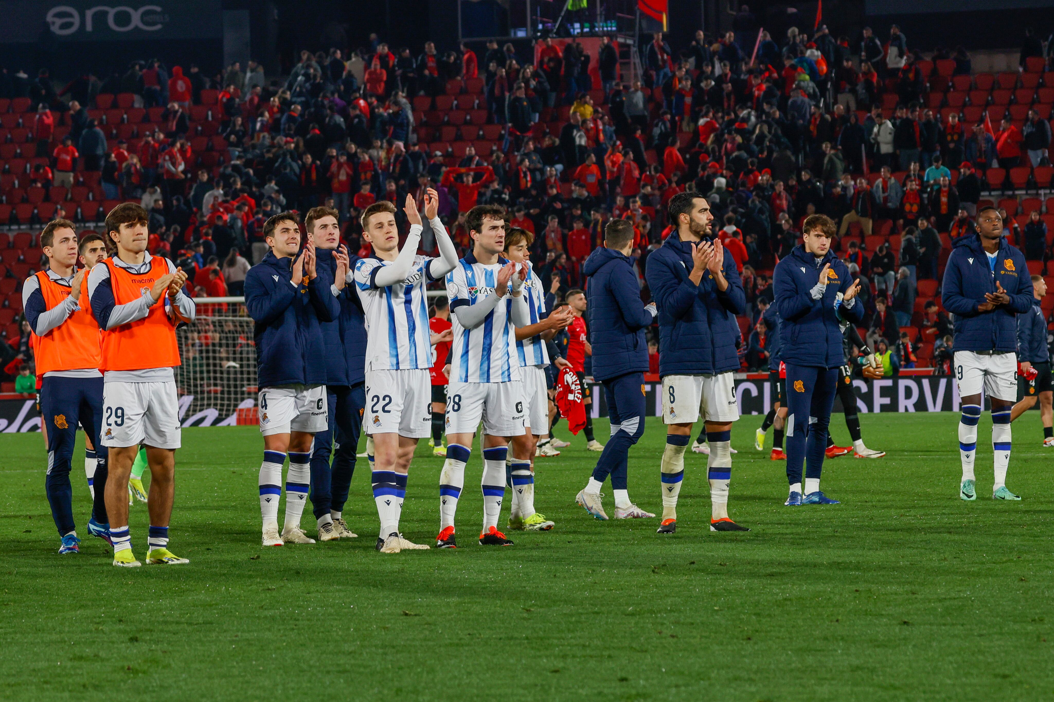 PALMA DE MALLORCA, 06/02/2024.- Los jugadores de la Real Sociedad aplauden a su afición tras el partido de ida de las semifinales de la Copa del Rey que RCD Mallorca y Real Sociedad disputaron este martes en el estadio de Son Moix, en Palma de Mallorca. EFE/Cati Cladera
