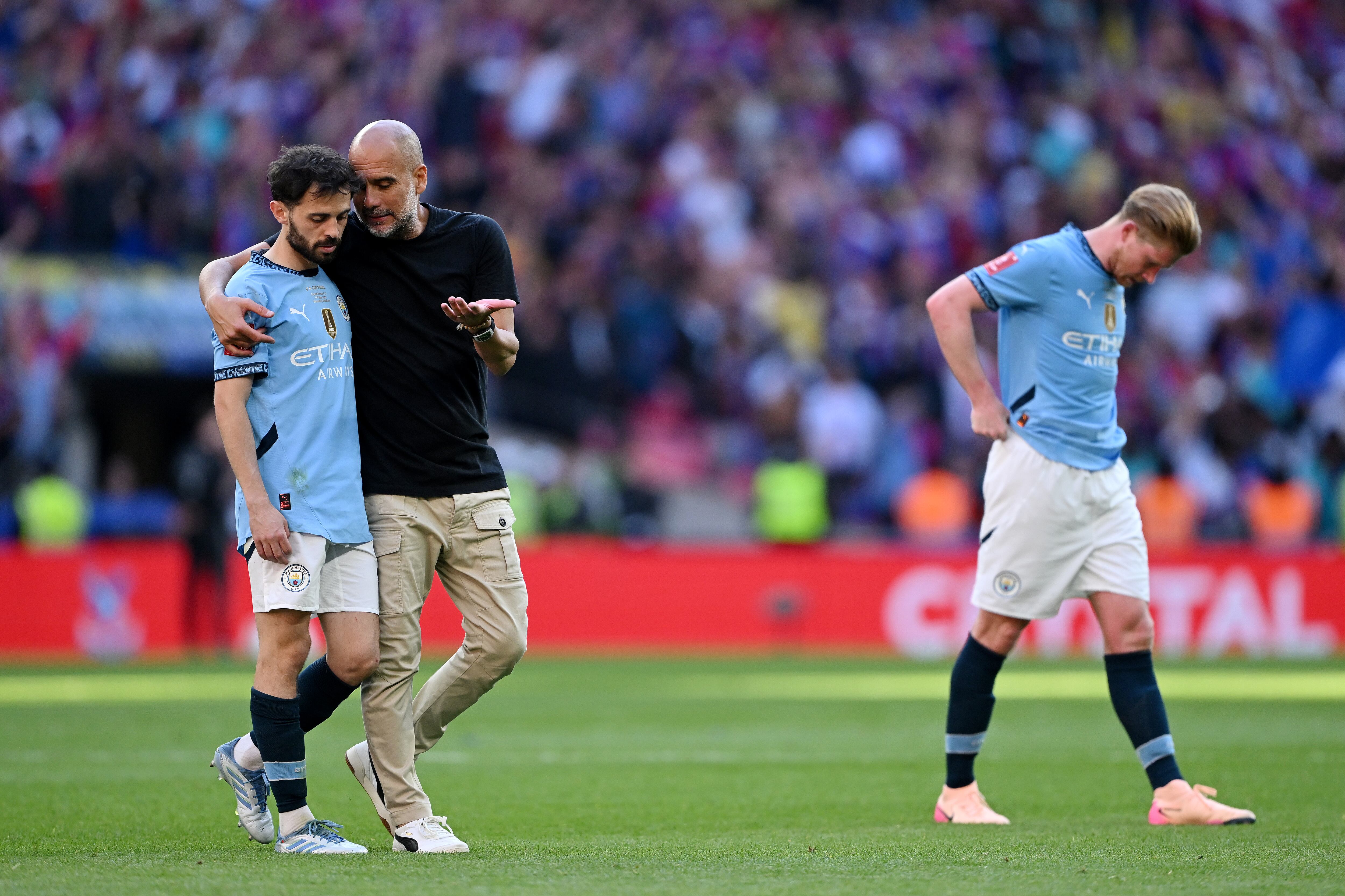 Bernardo Silva, Kevin de Bruyne y Pep Guardiola lamentan la derrota en la final de la FA Cup