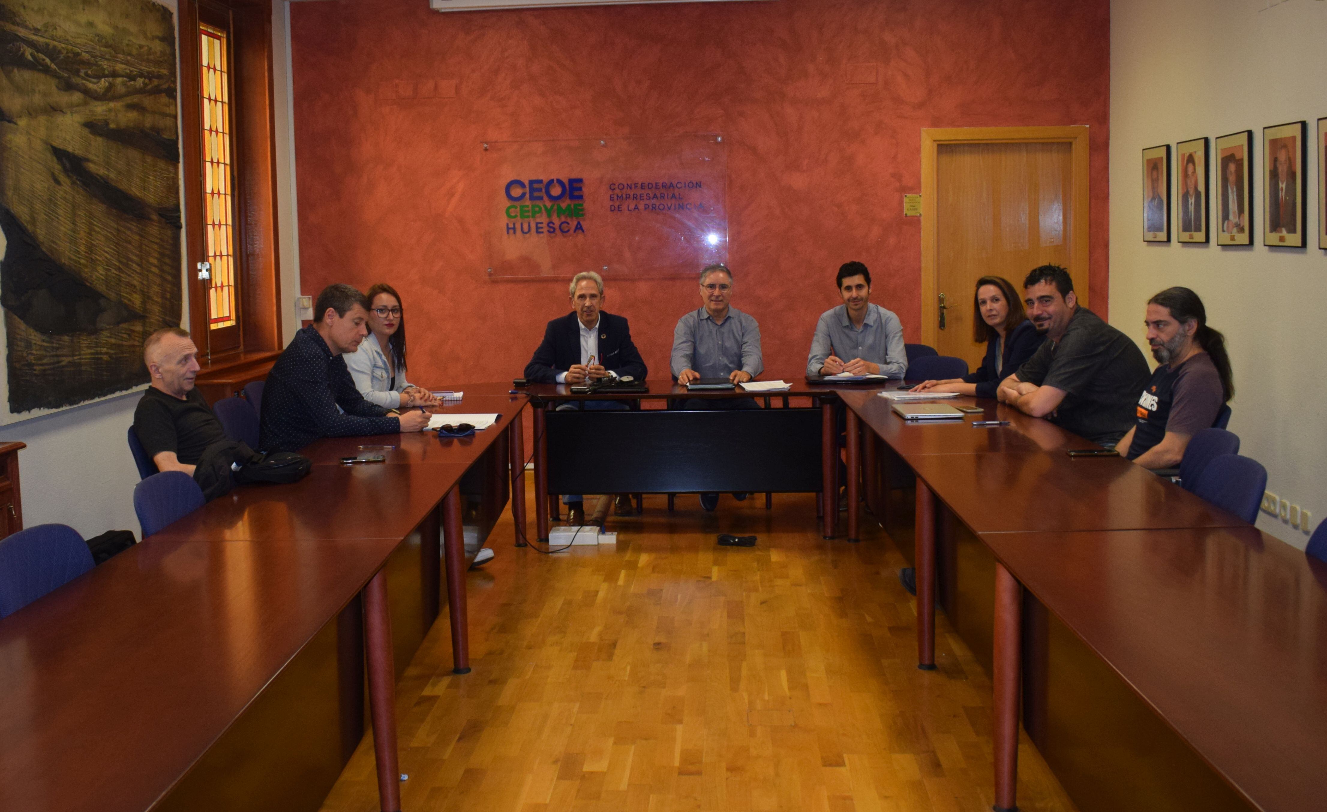 Momento de la firma del convenio colectivo de Hostelería en la provincia de Huesca