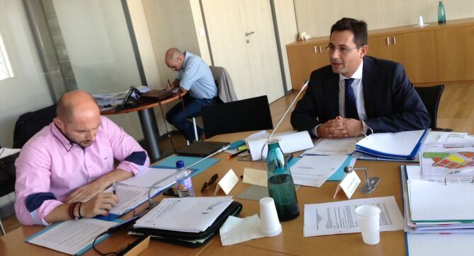 El concejal de Urbanismo, Francisco Pomares, interviene durante la comisión de pleno de su área