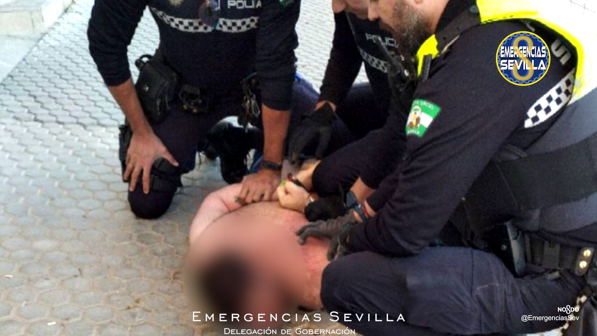 La policía local de Sevilla reduce a un joven que agredió a su madre e intentó agredir a los agentes