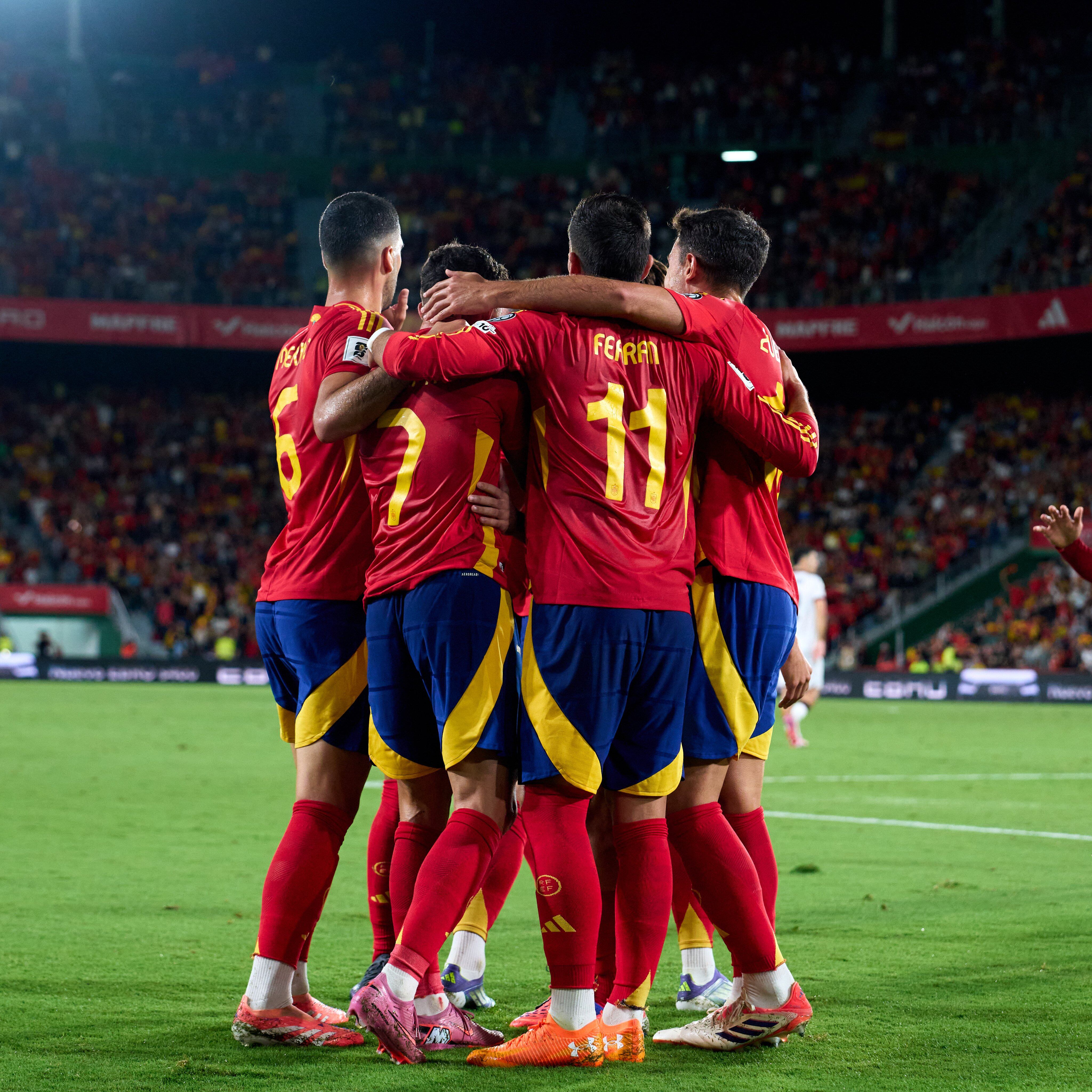 Los jugadores de la Selección Española celebran el primer gol en el Martínez Valero de Elche