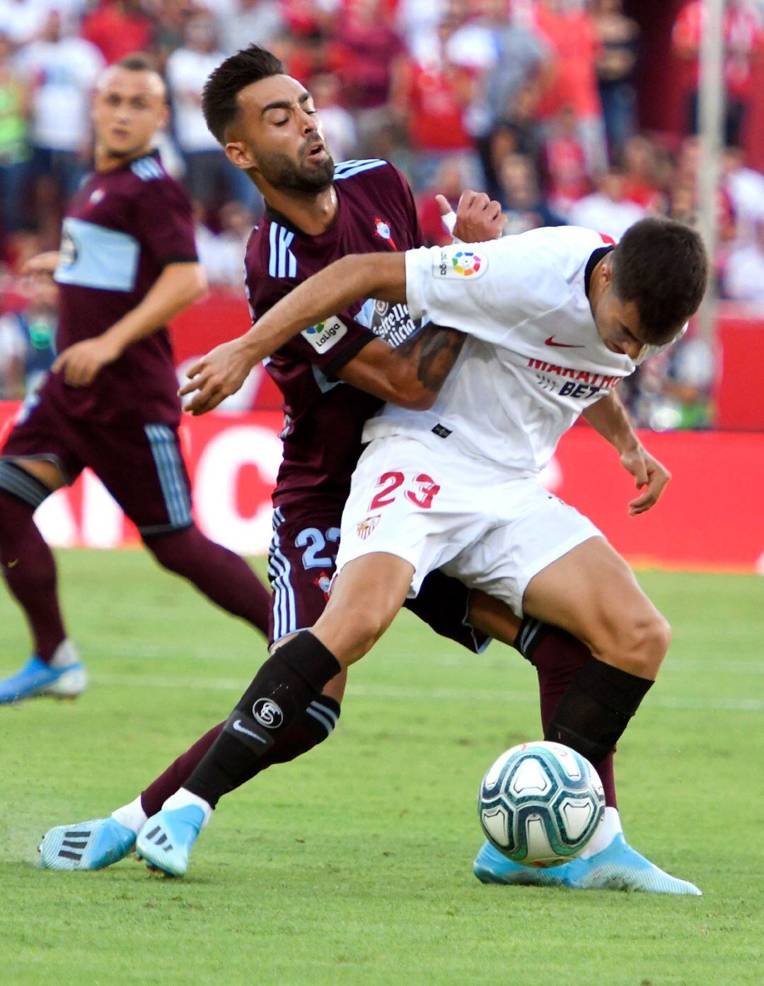 Reguilón disputa un balón ante Brais Méndez